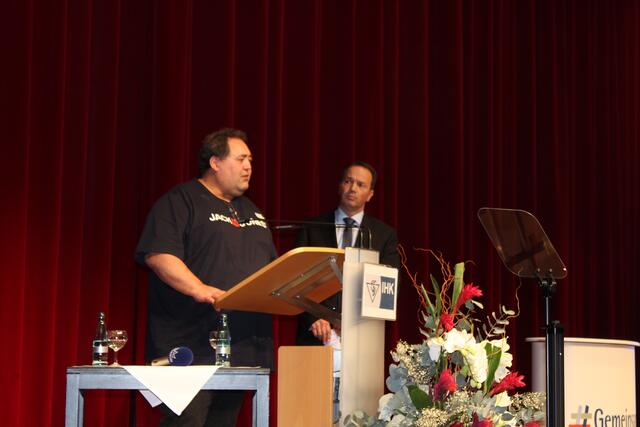 Horst Meyer (li.) vom Verein "Land schafft Verbindung" (LSV)  und Jörn Ehlers, Vizepräsident des niedersächsischen Landvolks, durften fünf Minuten lang auf der Bühne sprechen | Foto: sb