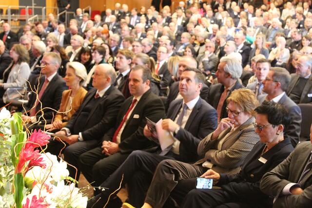 Prominente Gäste in der ersten Reihe (v.li.): Matthias Kohlmann (IHK-Präsident), Dr. Ursula von der Leyen (EU-Kommissionspräsidentin, CDU), Christoph von Speßhardt (IHK-Hauptgeschäftsführer), Peter Bohlmann (Landrat Verden, SPD), Olaf Lies (nieders. Wirtschaftsminister, SPD), Daniela Behrens (nieders. Innenministerin, SPD) | Foto: sb