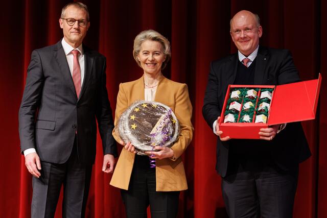 IHK-Präsident Matthias Kohlmann (links) und IHK-Hauptgeschäftsführer Christoph von Speßhardt überreichten Dr. Ursula von der Leyen Gastgeschenke, die zugleich auch die Wirtschaftspartner symbolisierten: ein Europabrot vom Handwerk und eine Marmeladensammlung aus der Landwirtschaft. | Foto: IHK Stade/Jörg Struwe