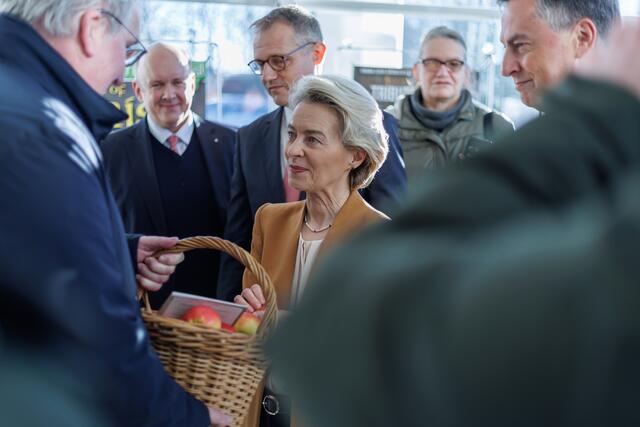 Jens Stechmann überreicht Dr. Ursula von der Leyen Äpfel aus dem Alten Land | Foto: IHK Stade/Jörg Struwe
