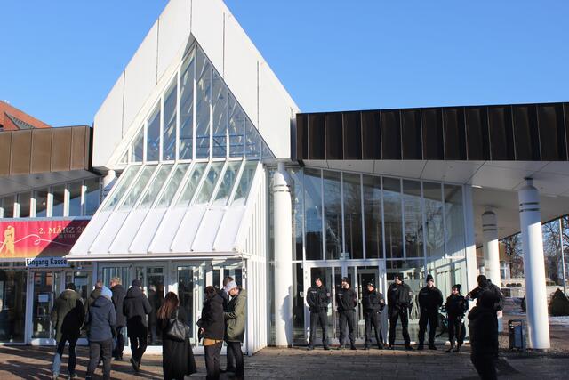 Polizeiaufgebot vor dem Stadeum | Foto: sb