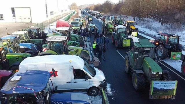 Die Landwirte postierten sich mit ihren Treckern an der K30 neben dem Stader Airbus-Werk | Foto: Landvolk