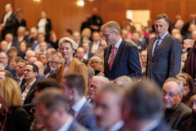Mit dem Hubschrauber zum IHK-Neujahrsempfang eingeflogen: EU-Kommissionspräsidentin Dr. Ursula von der Leyen in Begleitung von IHK-Präsident Matthias Kohlmann (Mitte) und dem EU-Abgeordneten David McAllister | Foto: IHK Stade/Jörg Struwe
