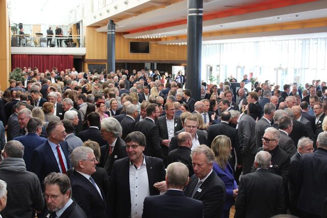 Rund 900 Gäste "netzwerkten" auf dem Neujahrsempfang der IHK im Stadeum | Foto: sb