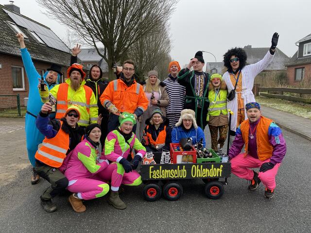 Einige Brüder und Schwestern des Ohlendorfer Faslamsclubs beim Schnorren | Foto: Faslamsclub Ohlendorf 