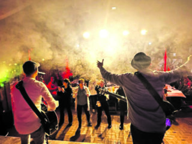 Das Hamburger Duo "De Junx" begeistert in der Kulturscheine  | Foto: ig