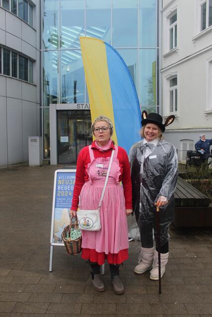 Has (Saana Schlag)  und Igel (Karina Schneider) machten  Passanten auf die Neujahrsbegegnung im Stadthaus aufmerksam
