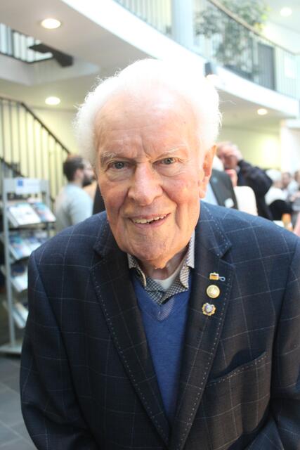 "Demokratie ist wichtig", sagt das Buxtehuder Urgestein Hein Gütersloh (95, der sich noch gut an die Zeit des Nationalsozialismus erinnern kann. 