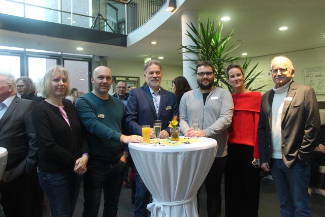 Simone und Sven Michael Hübner (FDP, v. li.), André Grote (FDP und Haus &amp; Grund), Andreas Gubernatis (SPD), Linda Broders (Haus und Grund) und Wolfgang Watzulik (FDP)
