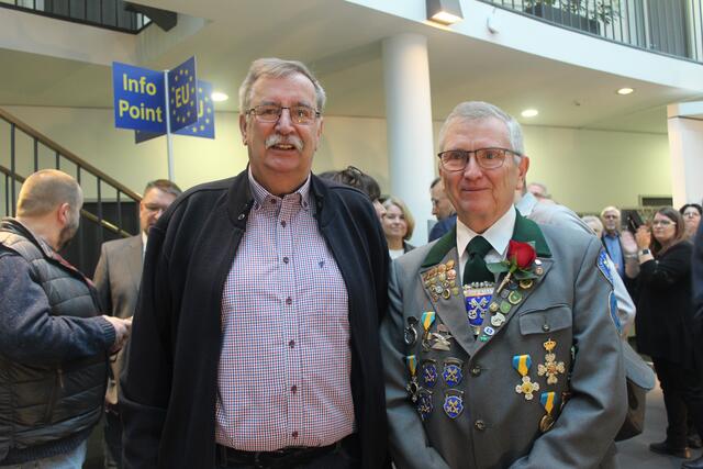 Der ehemalige Präsident der Buxtehuder Gilde, Hans-Jürgen Lindner (li.), und der amtierende Beste Mann Bernd Stubbenhagen
