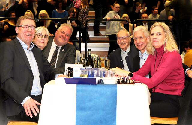 Blau-Weiss-Vereinsvorsitzender Arno Reglitzki (Dritter v.re.) mit seinen Ehrengästen | Foto: cc