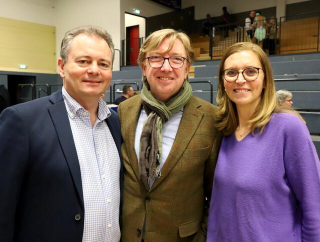 Auch WOCHENBLATT-Geschäftsführer Stephan Schrader (v.l.) sowie Frank und Sabine Meyer von den VGH-Versicherungen in Buchholz waren vom Erstligaturnier in der Nordheidehalle begeistert | Foto: cc