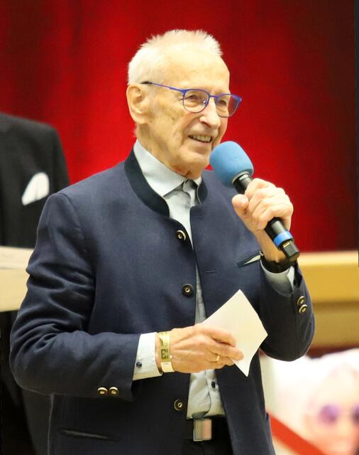 Blau-Weiss-Vereinsvorsitzender Arno Reglitzky begrüßte die Gäste | Foto: cc