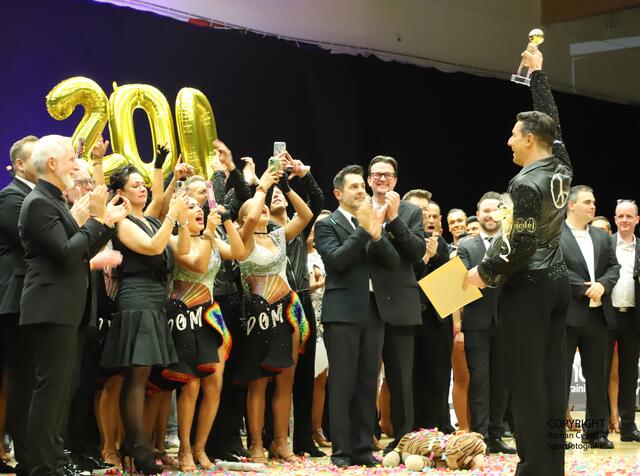 Eine einzigartige Ehrung gab es für Thomas Friedrich (mit Trophäe), der seit über 30 Jahren für den Grün-Gold-Club Bremen auf dem Formationsparkett steht und  in Buchholz sein 200. Turnier getanzt hat | Foto: cc