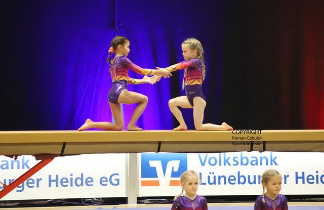 Vorm Turnierbeginn zeigt Nachwuchsturnerinnen von Blau-Weiss ihr Können auf dem Schwebebalken