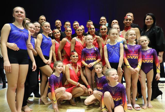 Buchholzer A-Team mit Nachwuchsturnerinnen von Blau-Weiss | Foto: cc