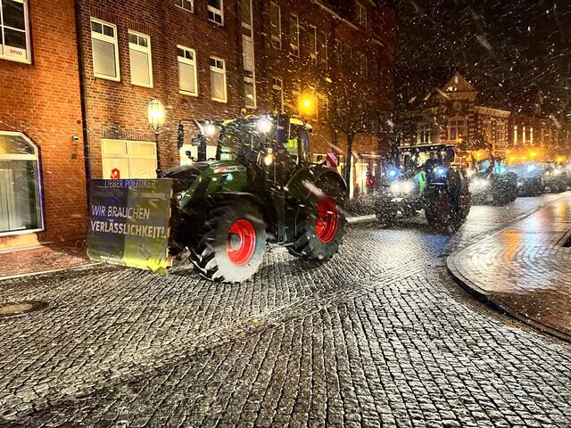 Im Schneetreiben rollten die Traktoren am Montagabend zum Stader Kreishaus | Foto: Christian C. Schmidt/LK Stade