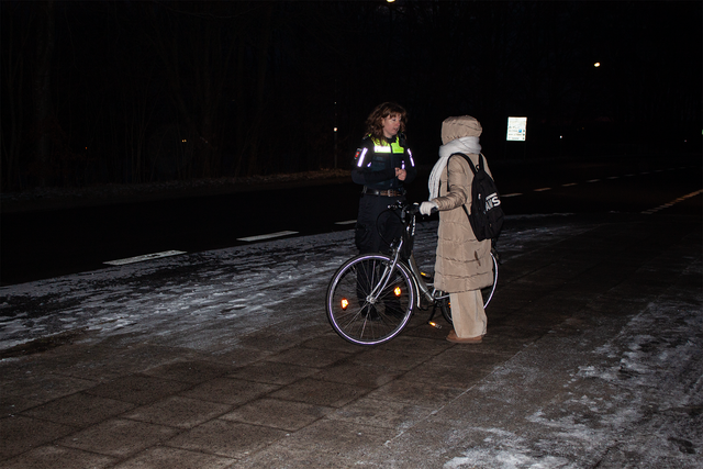 Polizeihauptkomissarin Stephanie Jahnert erklärt einer Schülerin warum das Licht am Fahrrad bei diesen Lichtverhältnissen unabdingbar ist, trotz der löblichen, hellen Kleidung.  | Foto: sra