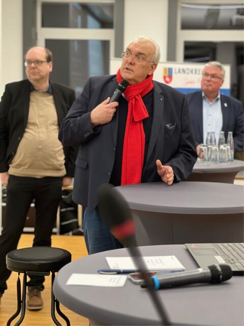 Kritik an den gesetzlichen Vorgaben zum Naturschutz und an zu viel Bürokratie kam vom Oberdeichrichter Wilhelm Ulferts (roter Schal) | Foto: Daniel Beneke / Landkreis Stade