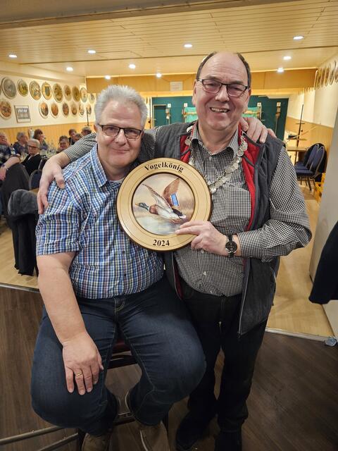 Alter und neuer Vogelkönig: André Hennig (li.) und Günther Bruns | Foto: Zabel