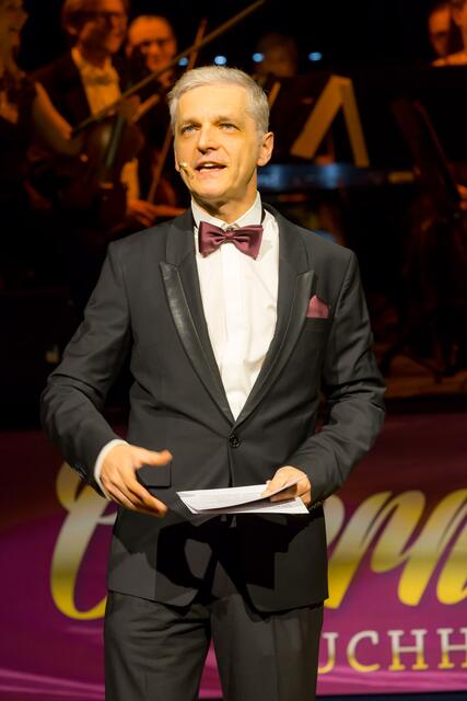 Onne Hennecke als Moderator beim Opernball in der Empore | Foto: Hauke Gilbert
