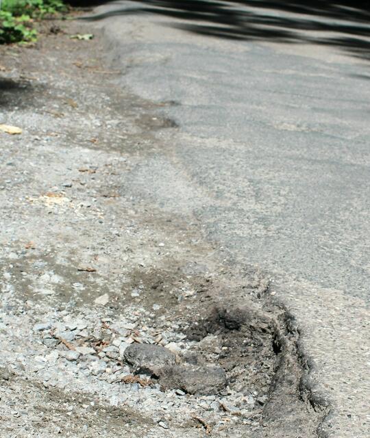 Dieses 15 Zentimeter tiefe Schlagloch fand sich im Sommer in der Jesteburger Seevestraße. Bauhofmitarbeiter versuchten immer mal wieder, provisorisch zu flicken | Foto: pöp