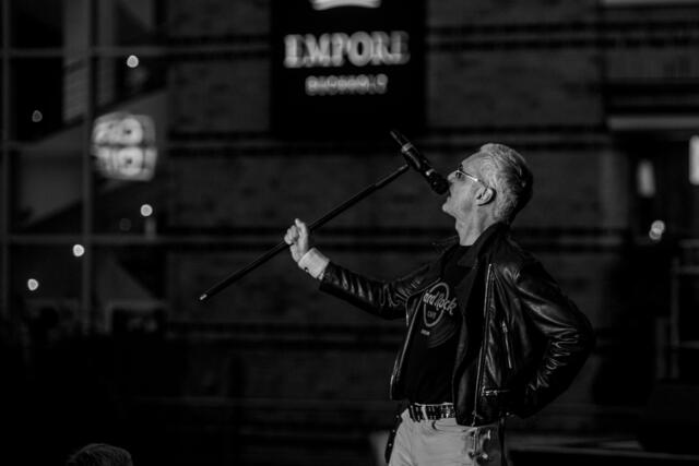 "Ich weiß auch nicht, was mich da geritten hat": Beim Empore-Open-Air mit den Songs von Queen schnappte sich Onne Hennecke vor Konzertbeginn das Mikrofon | Foto: Foto Kettwig Buchholz 