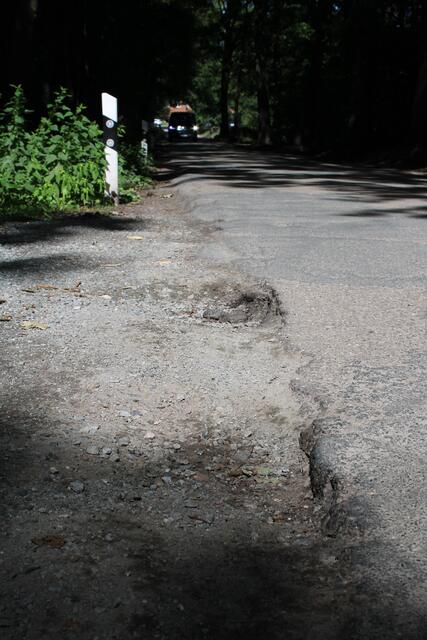 Die Kante total kaputtgefahren: die Seevestraße in Jesteburg. Immerhin wurden die Löcher hier zeitnah provisorisch aufgefüllt | Foto: pöp