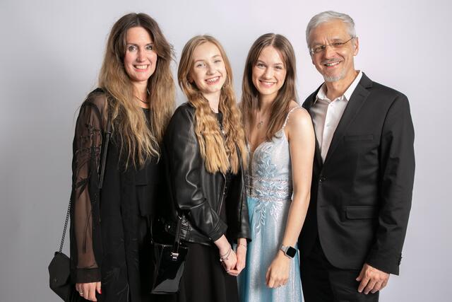 Der Familienmensch: Onne Hennecke mit (v. li.) Ehefrau Steffi und den Töchtern Malyn und Nele  | Foto: Hennecke