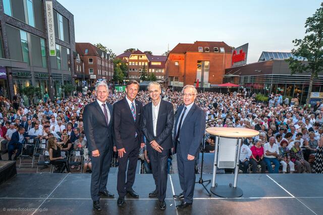 Zum 25-jährigen Jubiläum der Empore im Jahr 2016 stand eine Freiluftbühne auf dem Peets Hoff: (v. li.) Landrat Rainer Rempe, Buchholz' Bürgermeister Jan-Hendrik Röhse, Onne Hennecke und Christian Seeler (Intendant Ohnsorg-Theater)