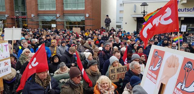 Die Demonstranten standen in der Buxtehuder Fußgängerzone dicht an dicht | Foto: Kai Holm