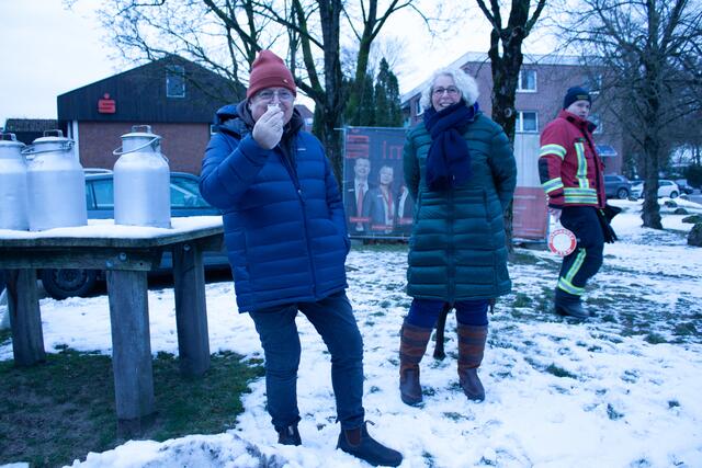 Stuart und Annelie Longhurst aus Tostedt besuchten ihre Enkel und Enkelinnen beim dem Umzug  | Foto: sra