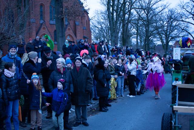 Das gut besuchte Fest lockte die "Kamelle-Jäger" aus ihren Häusern | Foto: sra