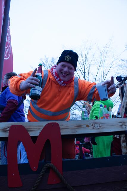Dieser Mann spiegelt die gute Laune der Wagen-Besatzungen gut wider | Foto: sra