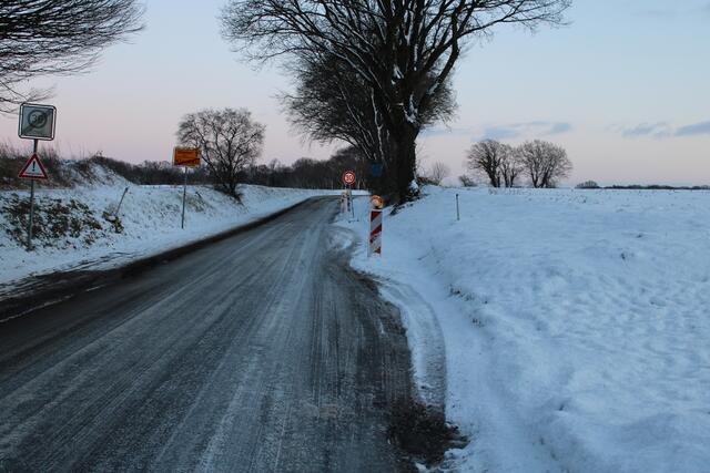 Die schmale Helmstorfer Straße in Klecken: Die Schlaglöcher (z.B. vorn im Bild) sind bis zu 20 Zentimeter tief. Statt zu reparieren wurde Tempo 30 angeordnet und mit Warnbaken der Rand gesperrt | Foto: pöp
