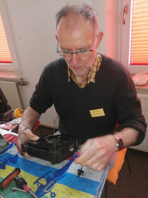 Johannes Zinkler beseitigt eine Unterbrechung in der Netzleitung und wechselt den Funk-Entstör-Kondensator  in einer Brotschneidemaschine aus
 | Foto: Reparaturtreff Buxtehude