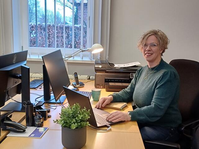 Rike Feil im Coworkingspace in Oederquart an einem der Schreibtische | Foto: Feil