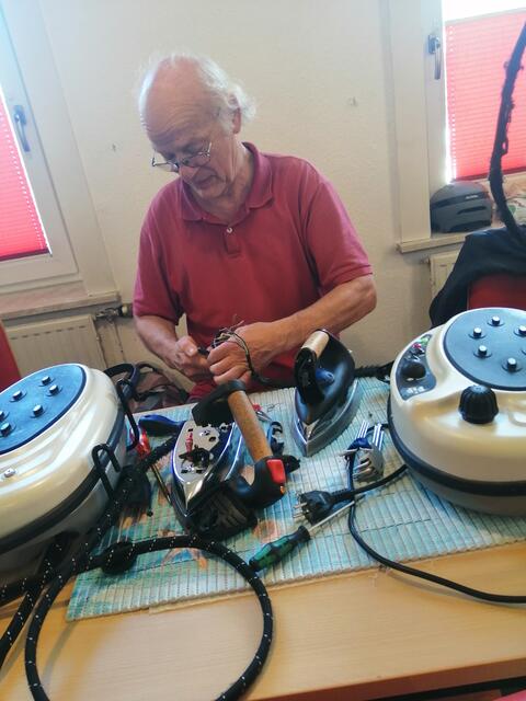 Dieter Goretzky repariert die Elektronik in einem Dampfbügeleisen | Foto: Reparaturtreff Buxtehude