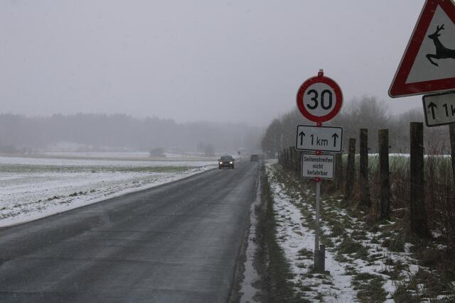 Schon nach wenigen Wochen als Umleitung: Der Seitenstreifen der Straße Neuenfelde in Helmstorf ist total hinüber. Die Gemeinde ordnet Tempo 30 an - sonst passiert erstmal nichts | Foto: pöp