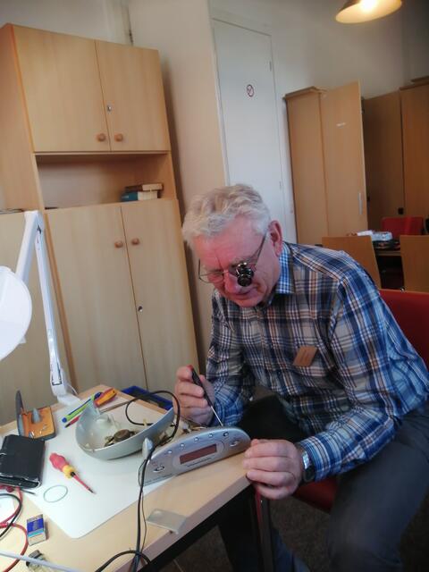 Karl Riccus beseitigt eine Unterbrechung in einem Uhrenradio | Foto: Reparaturtreff Buxtehude