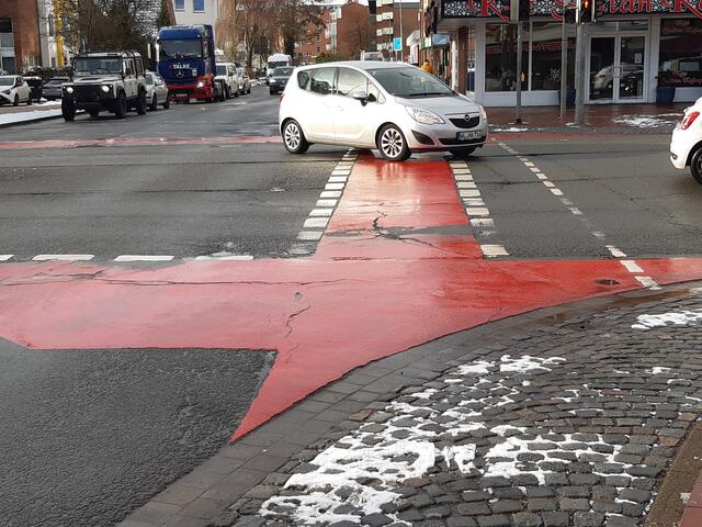 Risse und Löcher im Asphalt, beschädigte Markierungen: Die Kreuzung Bendestorfer Straße/ Schützenstraße/ Hamburger Straße in Buchholz müsste mal aufgearbeitet werden | Foto: os