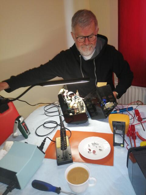 Hein Peter Holst wechselt in einem  CD-Spieler/Player den Laser aus | Foto: Reparaturtreff Buxtehude