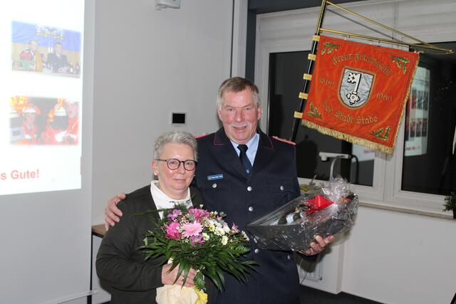 Hans-Dieter Holst - hier mit Ehefrau Evelyn - wurde in die Alters- und Ehrenabteilung verabschiedet | Foto: Stefan Braun/Feuerwehr Stade