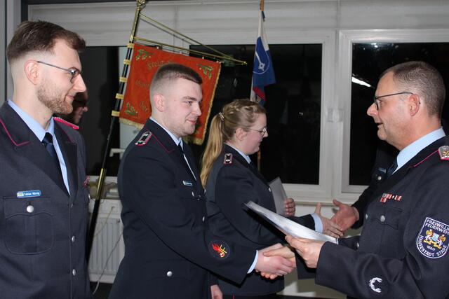 Es gab auf der Versammlung auf Beföderungen. Hier befördert Ortsbrandmeister Stephan Woitera (re.) Cayethano Gerken zum Hauptfeuerwehrmann | Foto: Stefan Braun/Feuerwehr Stade