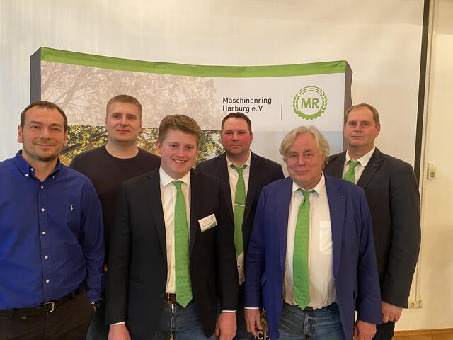 (v.li.) Arne Bliwernitz, Otter - Henrik Reimers, Drage - Jan Gehrdau-Schröder, Wenzendorf und Stelle - Martin Schippmann, Heidenau - Jürgen Maack, Lindhorst - Henning Wiegers, Daerstorf  | Foto: Maschinenring Harburg