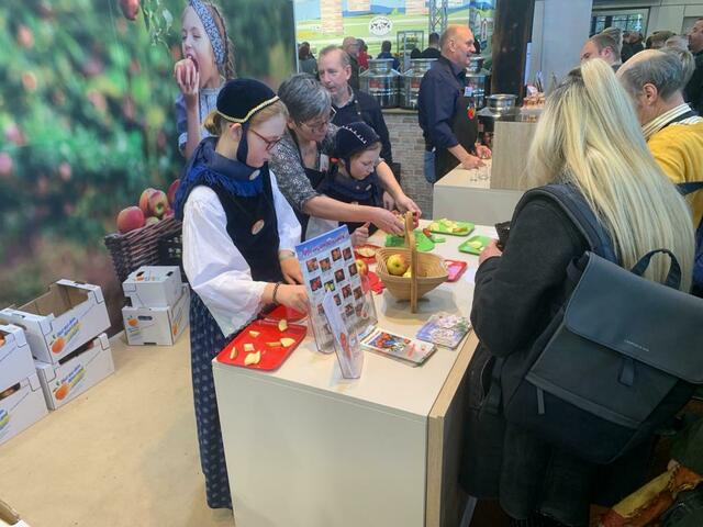 Große Hilfe von Greta (12) und Marie (9) in Altländer Tracht. Die beiden Mädchen haben einen ganzen Nachmittag über Äpfel zum Verkosten angeboten | Foto: Hilke Ehlers