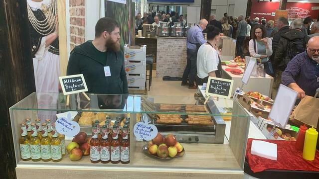 Tolle Erfrischung bei einem Messebesuch: Altländer Apfelschorle | Foto: Hilke Ehlers