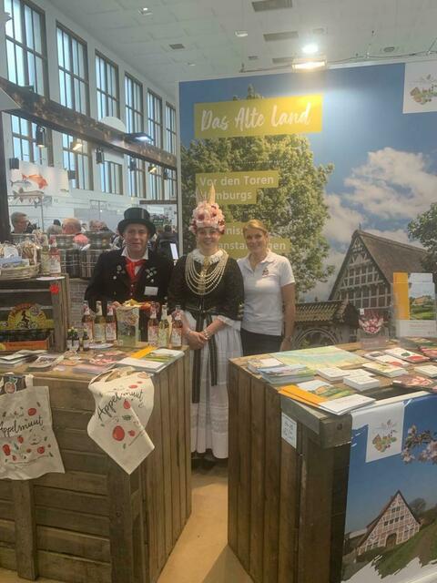 Auch die Altländer Blütenkönigin stattete dem Stand einen Besuch ab | Foto: Hilke Ehlers