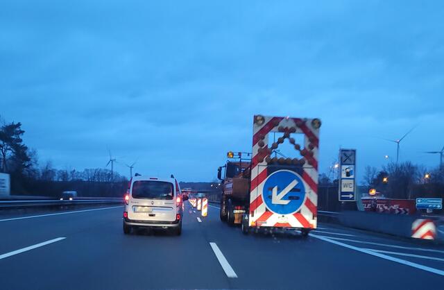 Sperren statt reparieren: Die rechte Spur der A7 zwischen Ramelsloh und Horster Dreieck ist schon seit Wochen gesperrt - die Asphaltdecke ist total kaputt | Foto: pöp