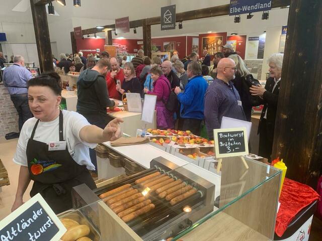 Die leckeren Altländer Bratwürste kamen ebenfalls gut bei den Besuchern an | Foto: Hilke Ehlers